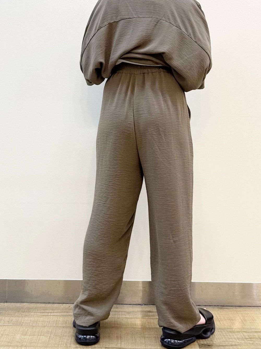 ブラウン系のシャツ/ブラウス、ホワイト系のTシャツ/カットソー、ブラウン系のその他パンツを着用したレディースの夏コーディネートの10枚目の写真
