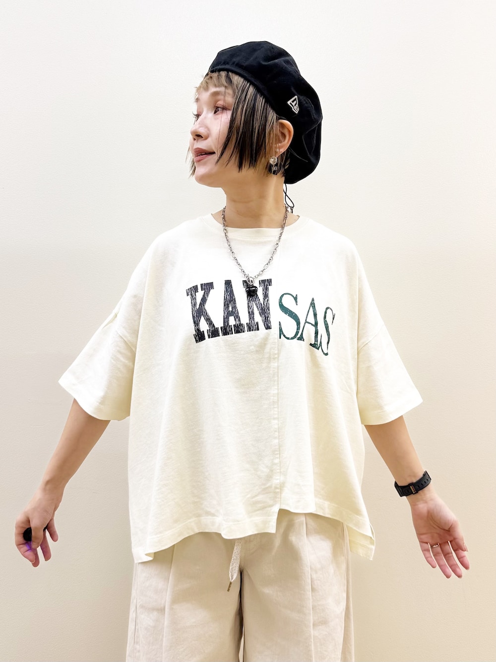 ブラック系のショルダーバッグ、ホワイト系のセットアップ、ホワイト系のTシャツ/カットソーを着用したレディースの夏コーディネートの5枚目の写真