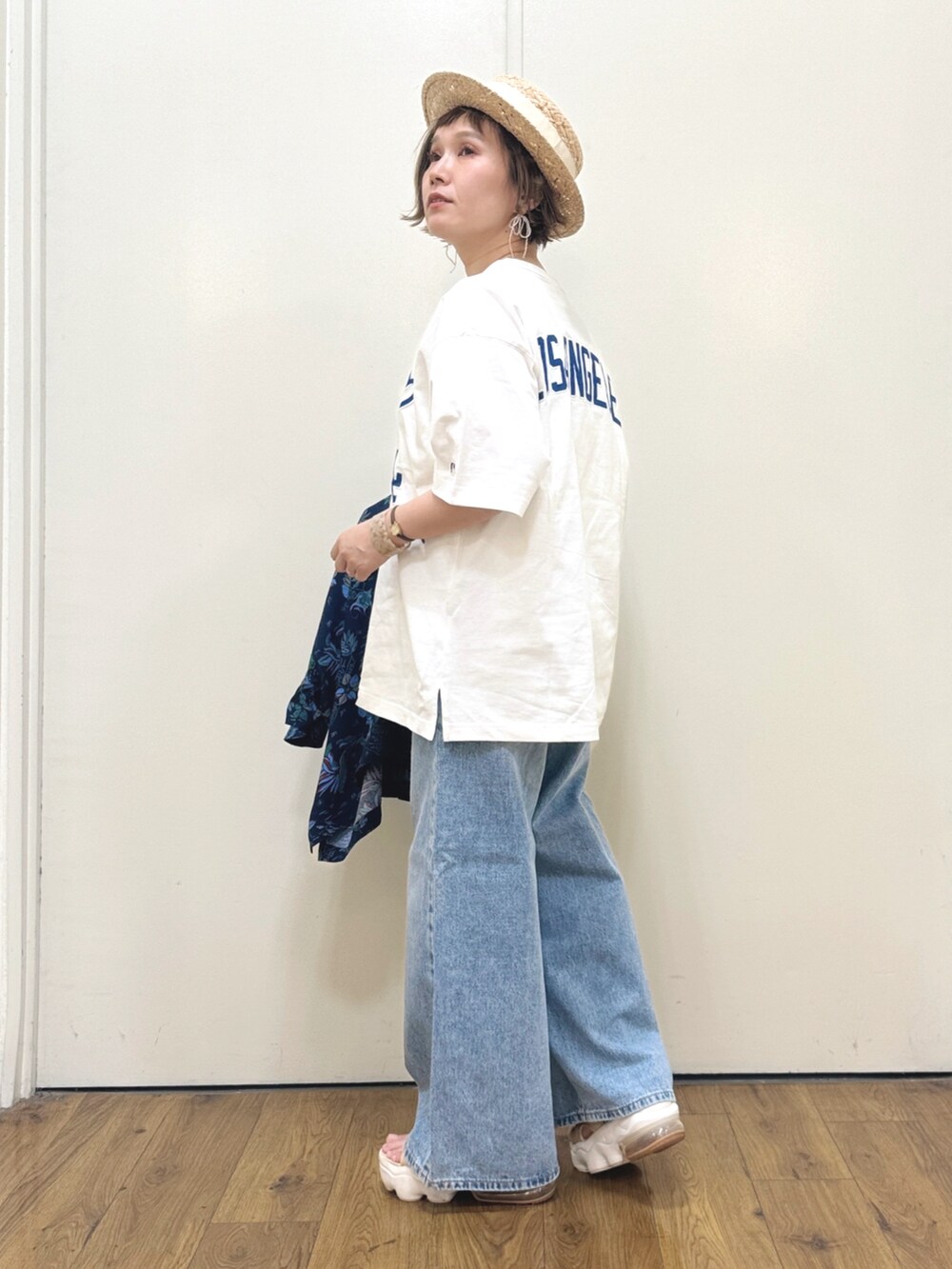 ホワイト系のTシャツ/カットソー、ブルー系のデニムパンツ、ブルー系のシャツ/ブラウスを着用したレディースの春コーディネートの2枚目の写真