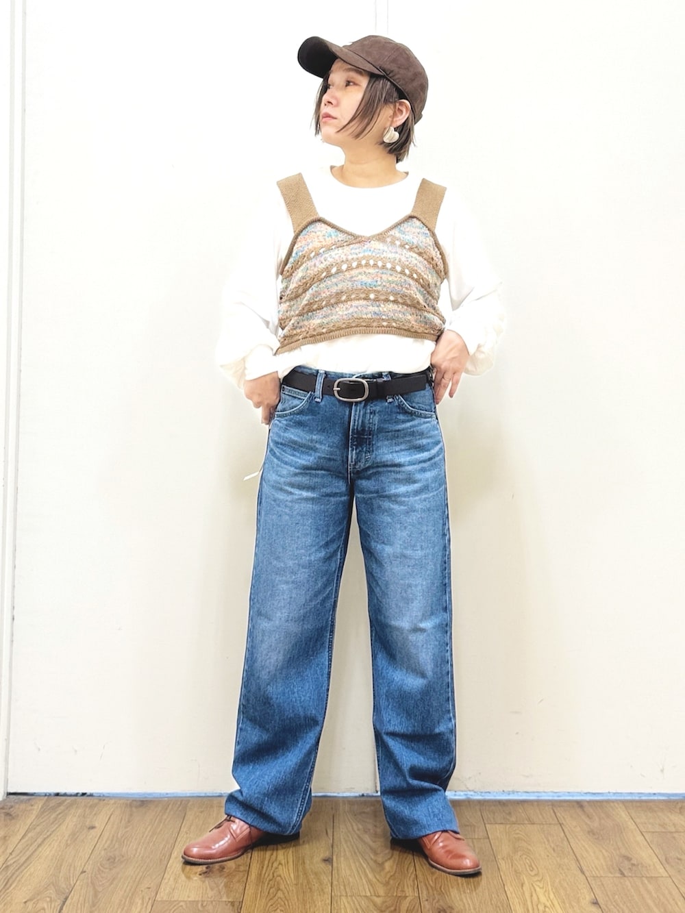 ホワイト系のMA-1、ブルー系のデニムパンツ、ブラウン系のアンサンブルを着用したレディースの秋コーディネートの6枚目の写真