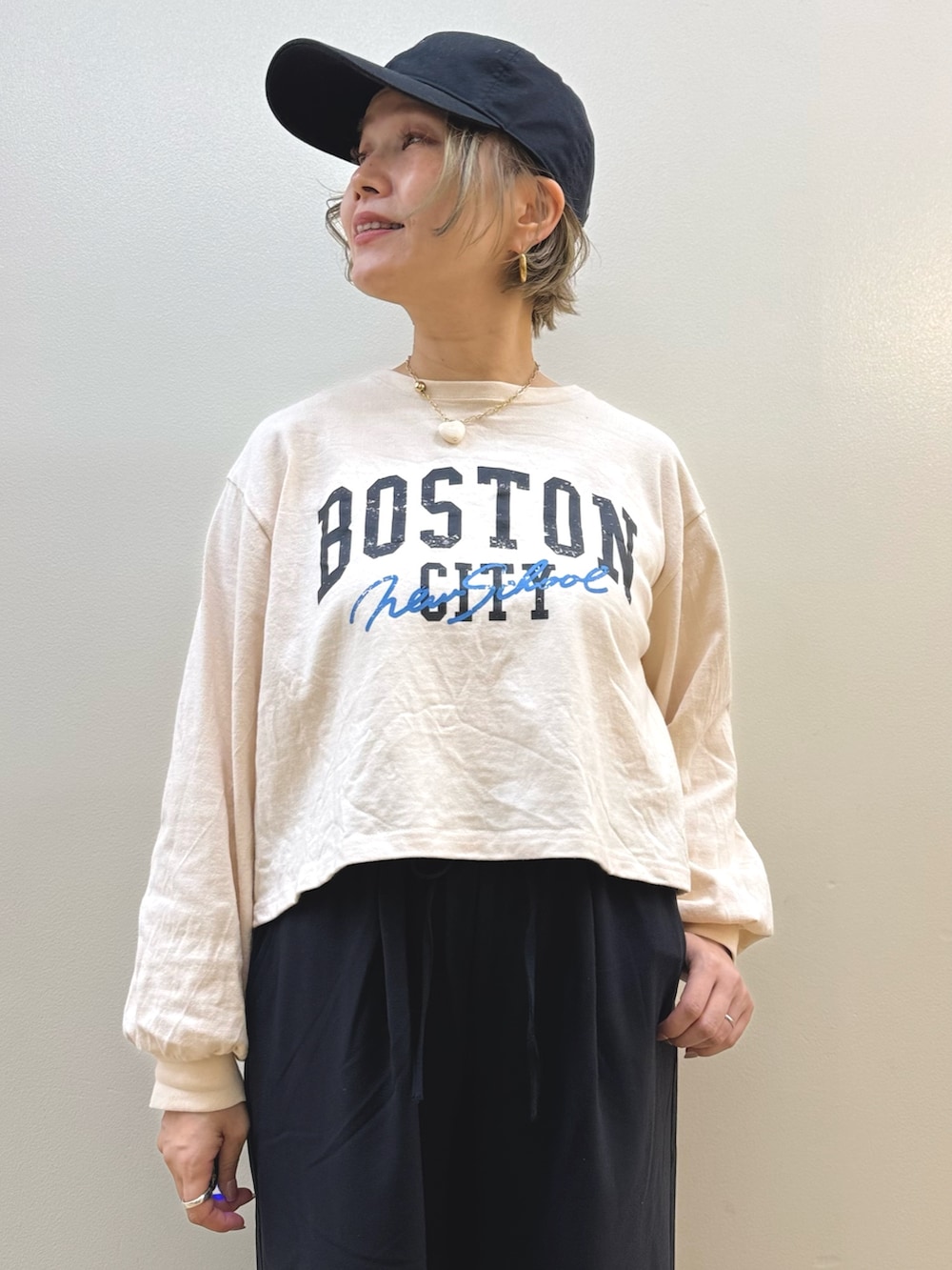 ベージュ系のベスト、ベージュ系のTシャツ/カットソー、ベージュ系のスカートを着用したレディースの秋コーディネートの7枚目の写真