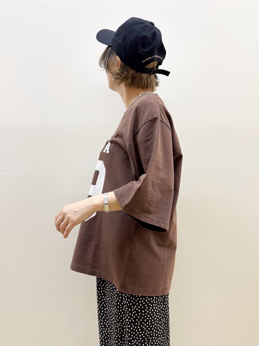 ブラウン系のTシャツ/カットソー、ホワイト系のその他パンツ、ブラック系のショルダーバッグを着用したレディースの夏コーディネートの8枚目の写真