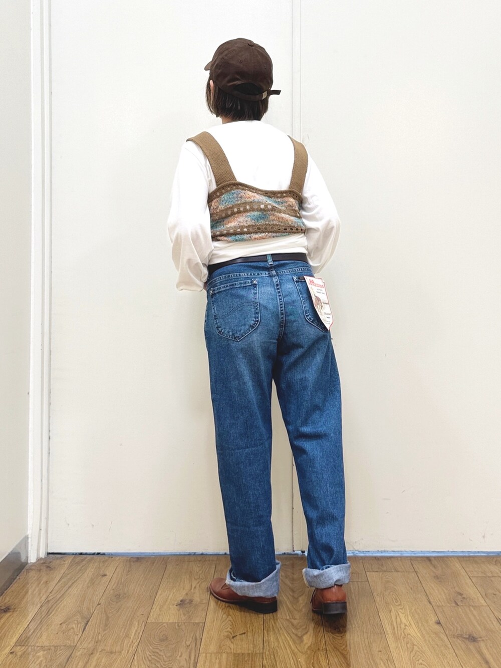 ホワイト系のMA-1、ブルー系のデニムパンツ、ブラウン系のアンサンブルを着用したレディースの秋コーディネートの9枚目の写真