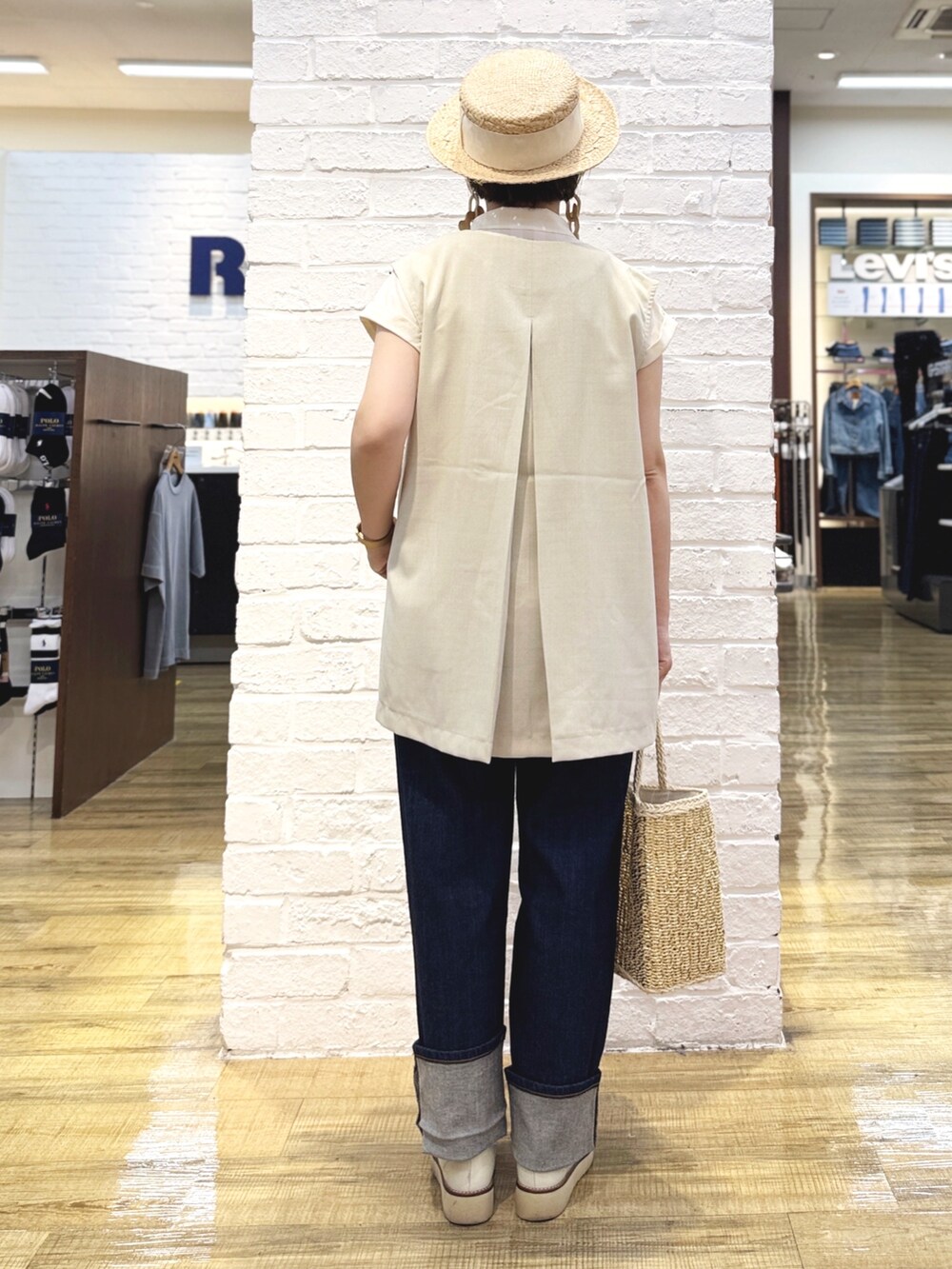 ホワイト系のシャツ/ブラウス、ホワイト系のその他トップス、ブルー系のデニムパンツを着用したレディースの夏コーディネートの4枚目の写真