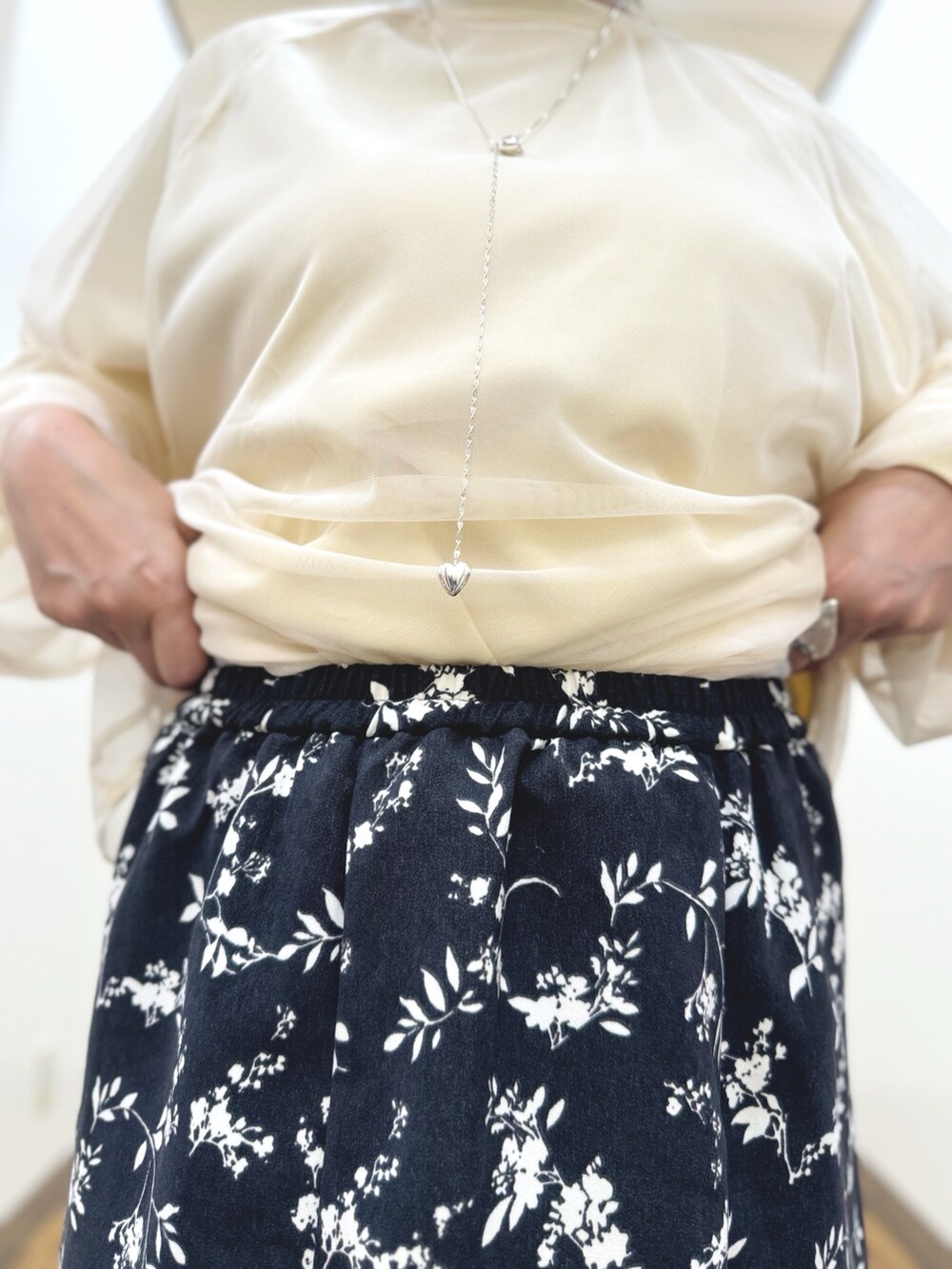 ブルー系のデニムジャケット、ブラック系のスカート、ブラック系のショルダーバッグを着用したレディースの秋コーディネートの9枚目の写真