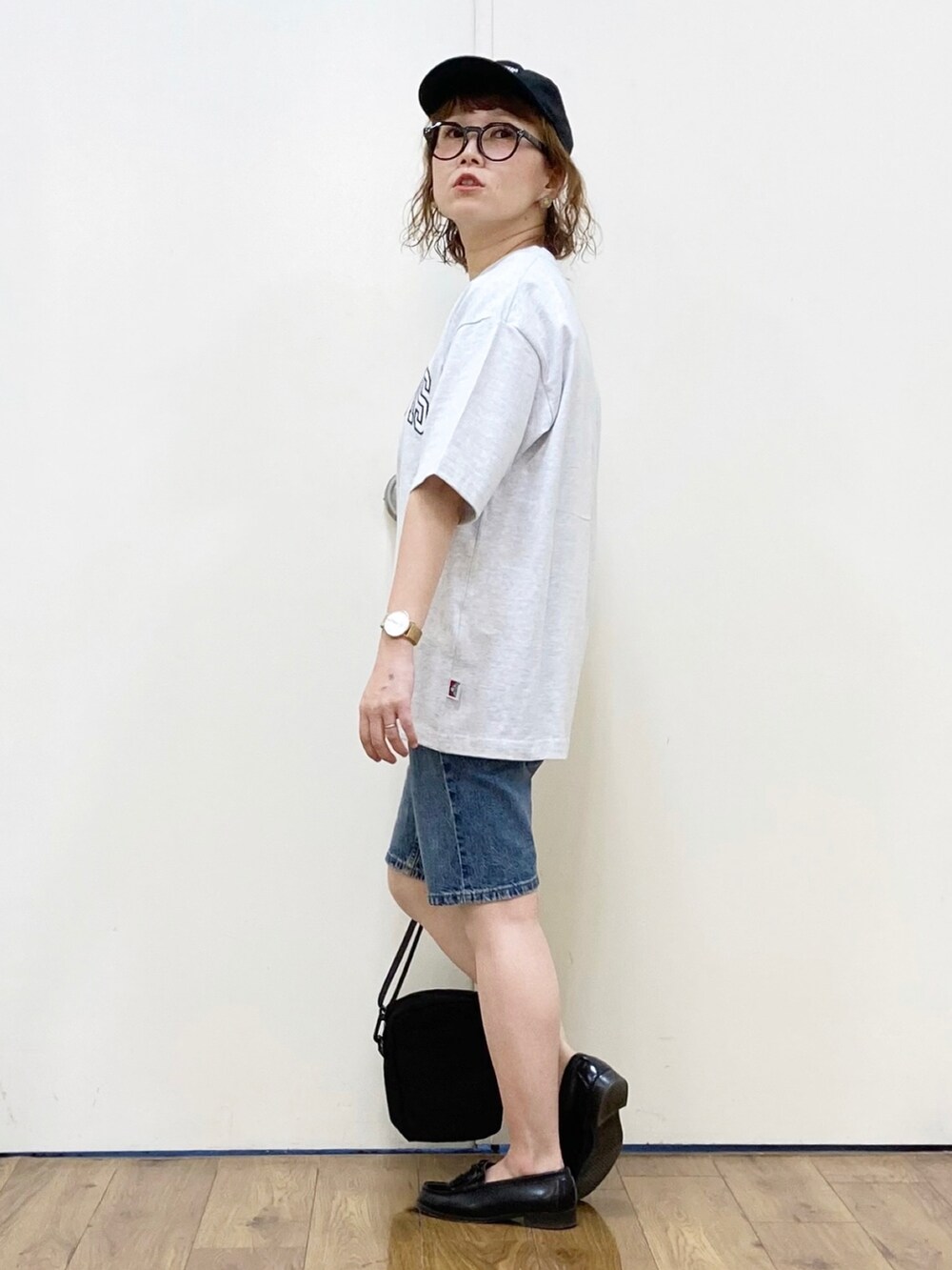 ホワイト系のTシャツ/カットソー、グリーン系のショルダーバッグ、ブルー系のデニムパンツを着用したレディースの夏コーディネートの5枚目の写真