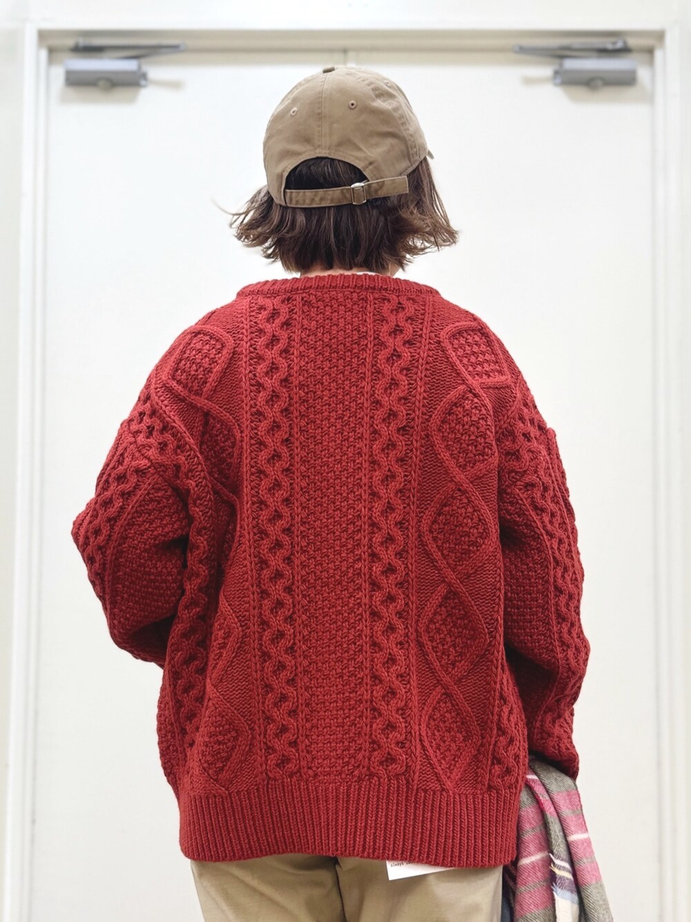 ベージュ系のその他パンツ、ホワイト系のスウェット、レッド系のニット/セーターを着用したレディースの秋コーディネートの5枚目の写真