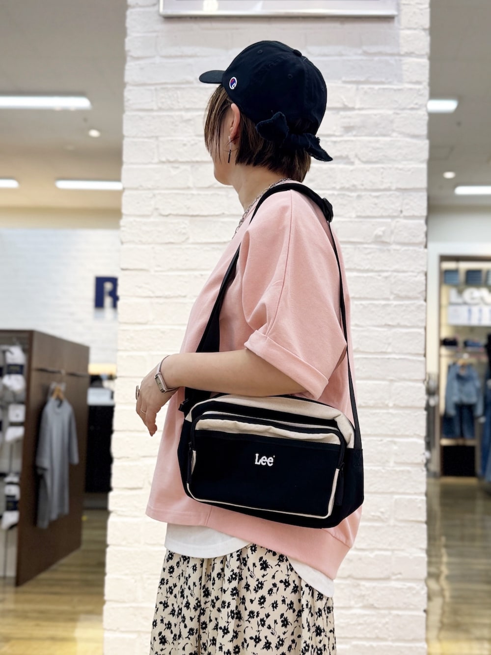 ピンク系のTシャツ/カットソー、ホワイト系のスカート、ブラック系のショルダーバッグを着用したレディースの春コーディネートの10枚目の写真