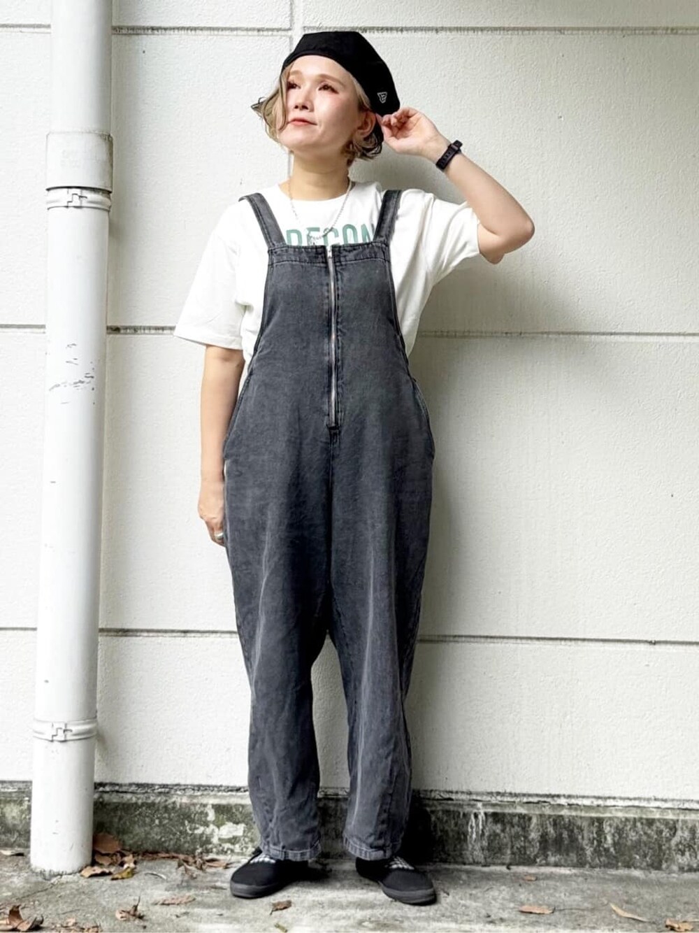 ホワイト系のTシャツ/カットソー、ブラック系のサロペット/オーバーオール、ブラック系のベストを着用したレディースの春コーディネートの6枚目の写真