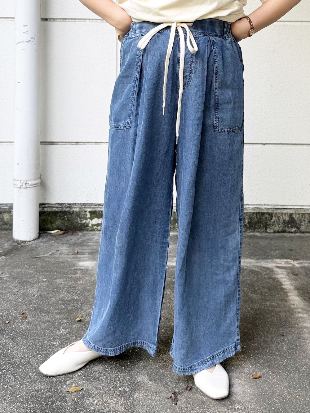 ホワイト系のシャツ/ブラウス、ブルー系のデニムパンツを着用したレディースの春コーディネートの10枚目の写真