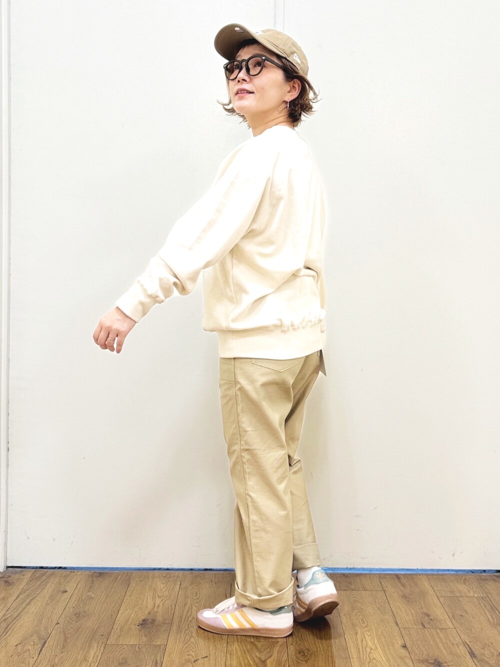 ベージュ系のその他パンツ、ホワイト系のスウェット、レッド系のニット/セーターを着用したレディースの秋コーディネートの8枚目の写真