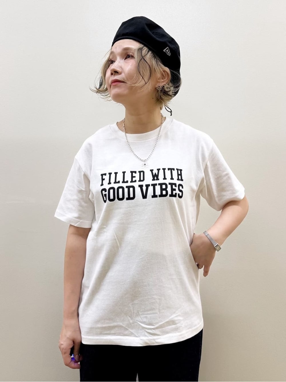 ホワイト系のカーディガン/ボレロ、ホワイト系のTシャツ/カットソー、ブルー系のデニムパンツを着用したレディースの春コーディネートの7枚目の写真