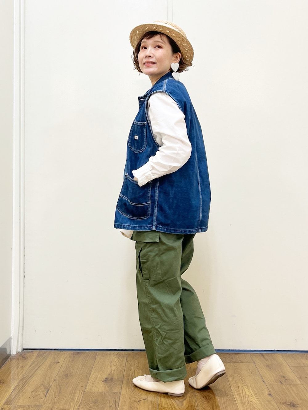 ブラウン系のその他パンツ、ブルー系のベスト、ホワイト系のシャツ/ブラウスを着用したレディースの春コーディネートの2枚目の写真