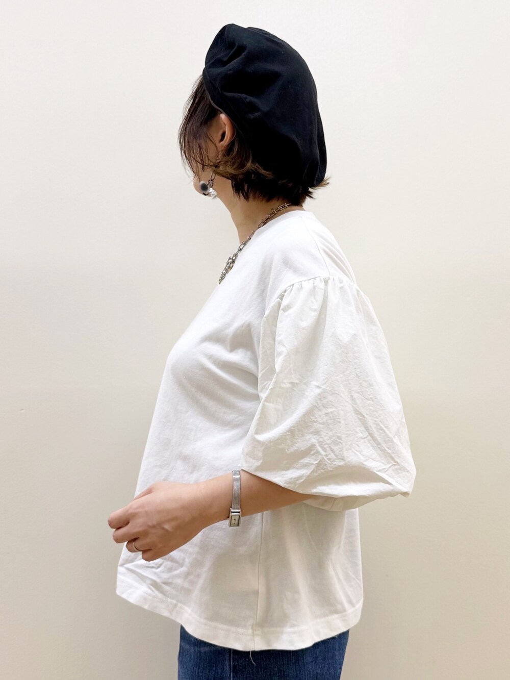 ブラウン系のその他トップス、ブラウン系のテーラードジャケット、ホワイト系のTシャツ/カットソーを着用したレディースの秋コーディネートの10枚目の写真