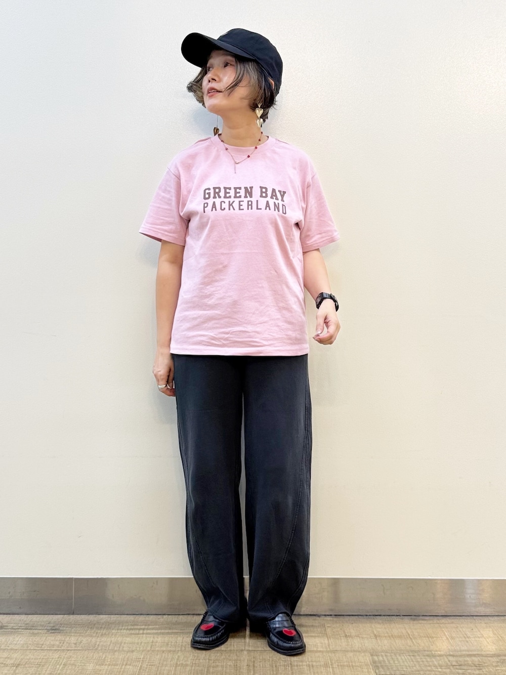 ピンク系のTシャツ/カットソー、ホワイト系のシャツ/ブラウス、ブラック系のその他パンツを着用したレディースの秋コーディネートの8枚目の写真