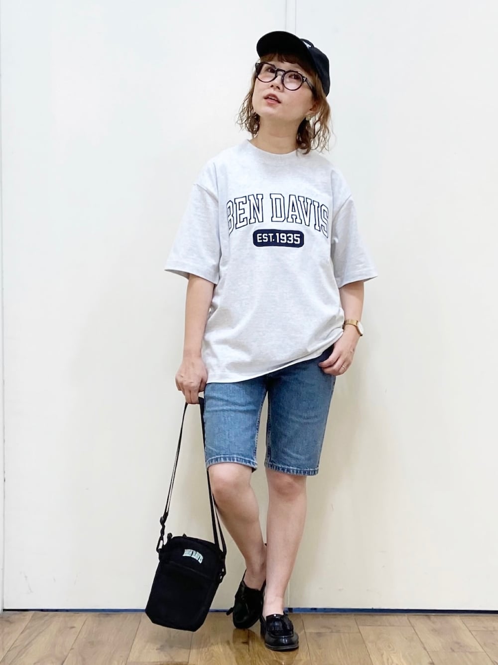 ホワイト系のTシャツ/カットソー、グリーン系のショルダーバッグ、ブルー系のデニムパンツを着用したレディースの夏コーディネートの3枚目の写真