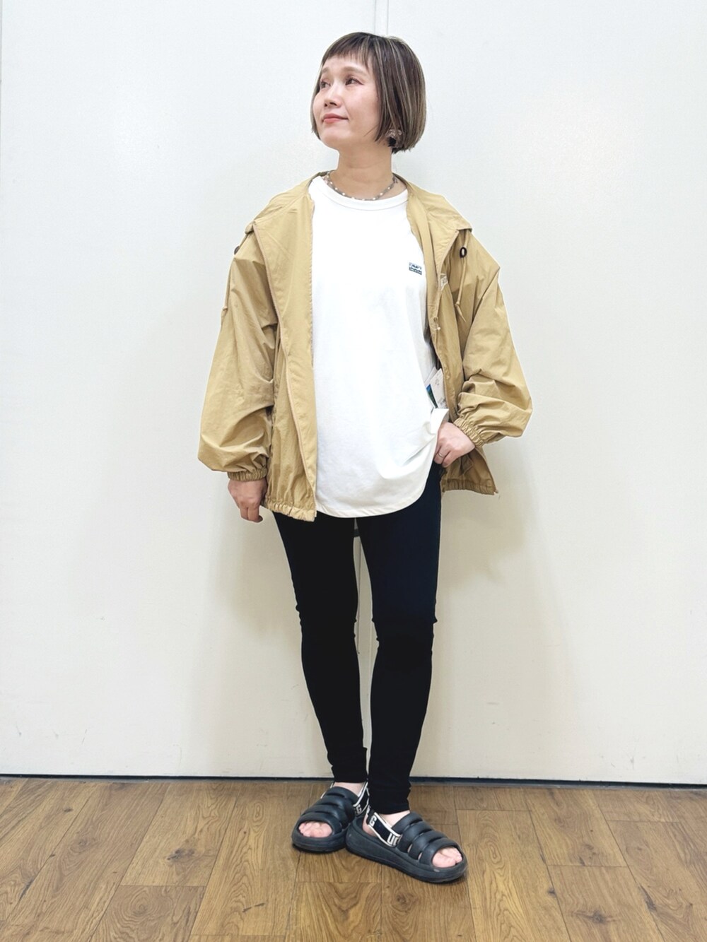 ホワイト系のTシャツ/カットソー、ブラック系のその他パンツ、ブラック系のサンダルを着用したレディースの春コーディネートの4枚目の写真