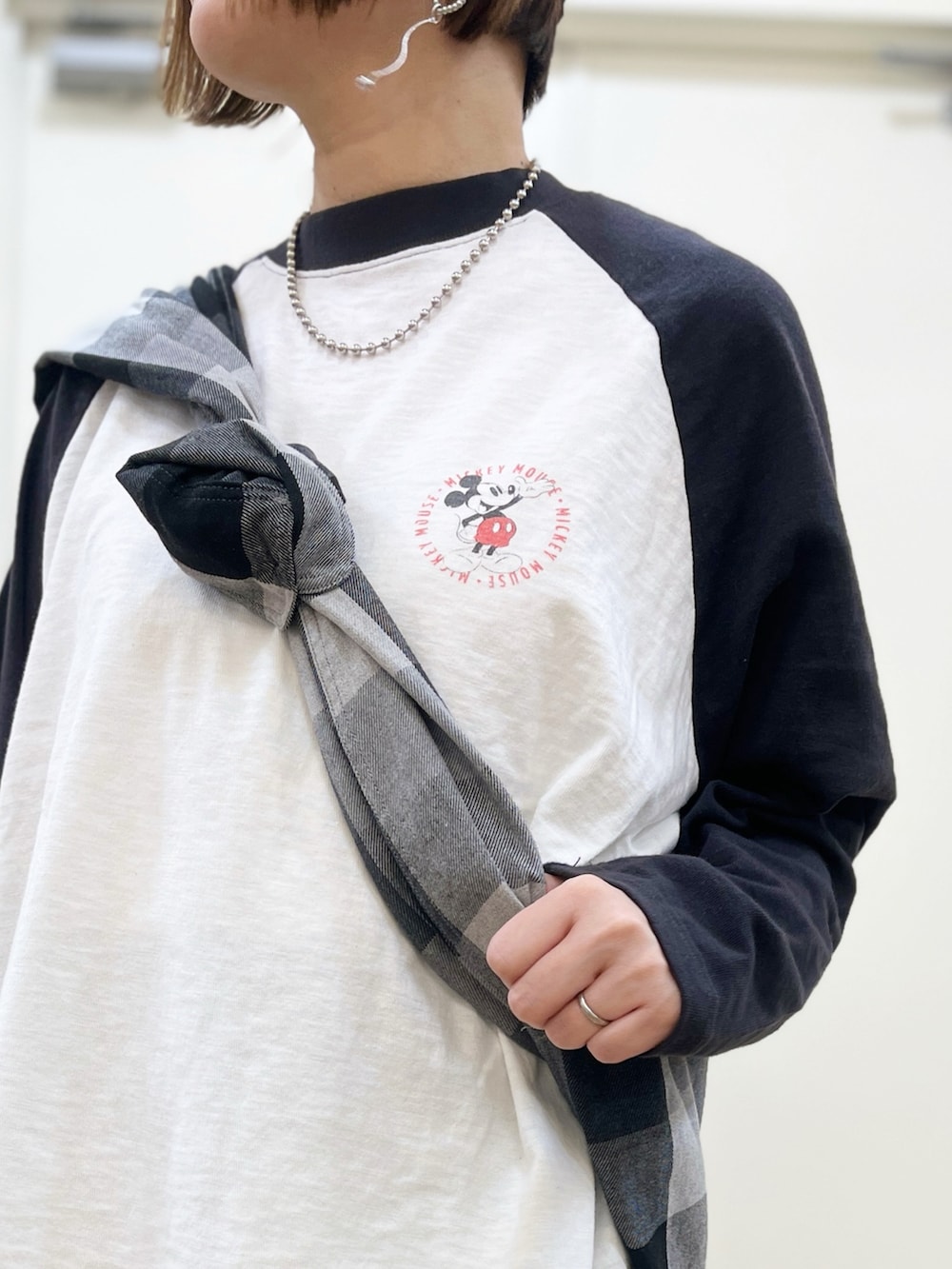 ブラック系のTシャツ/カットソー、ブラック系のシャツ/ブラウス、ブラック系のショルダーバッグを着用したレディースの春コーディネートの2枚目の写真