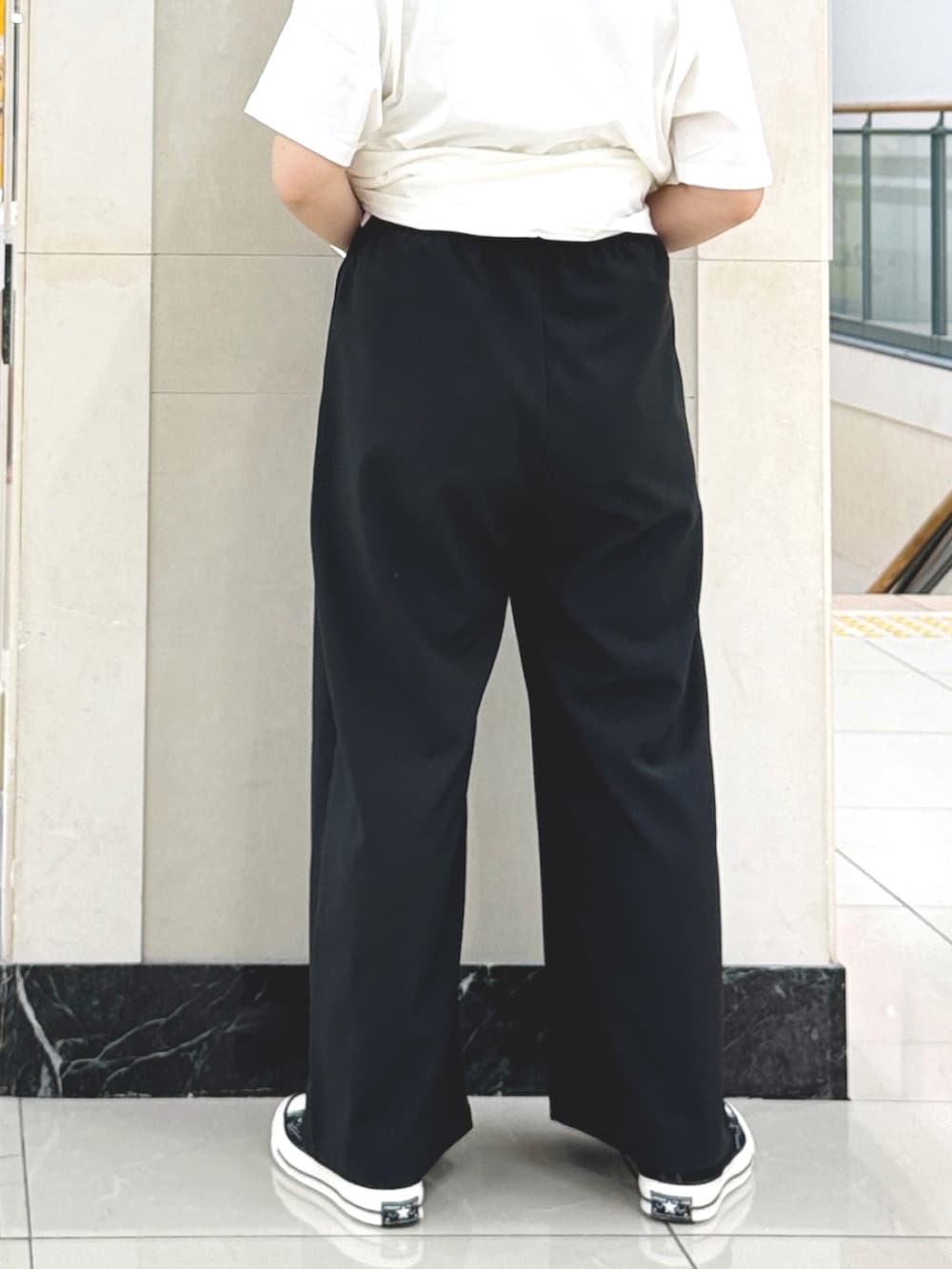 シルバー系のショルダーバッグ、その他のTシャツ/カットソー、ブラック系のその他トップスを着用したレディースの夏コーディネートの10枚目の写真