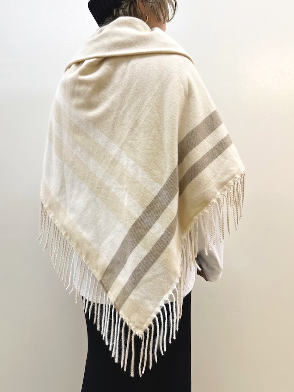 ブラック系のスカート、ホワイト系のTシャツ/カットソー、ブラック系のニットキャップ/ビーニーを着用したレディースの秋コーディネートの6枚目の写真