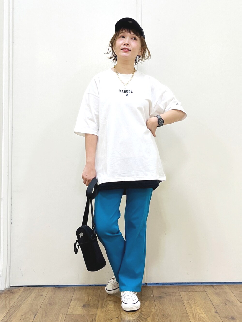 ブルー系のその他パンツ、グリーン系のショルダーバッグ、ホワイト系のスニーカーを着用したレディースの夏コーディネートの5枚目の写真