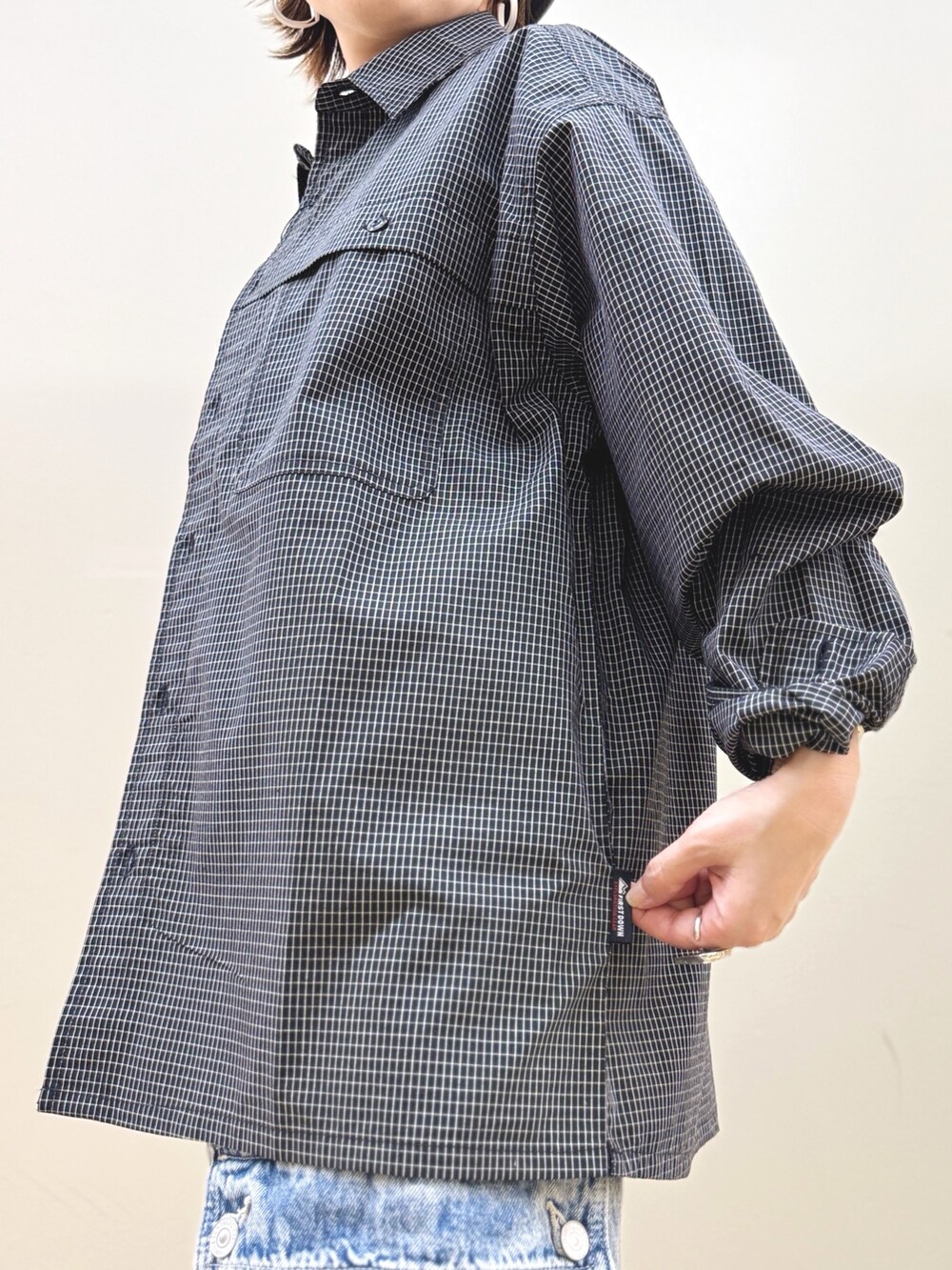 ブラック系のTシャツ/カットソー、ブルー系のその他パンツ、ブラック系のハットを着用したレディースの春コーディネートの6枚目の写真