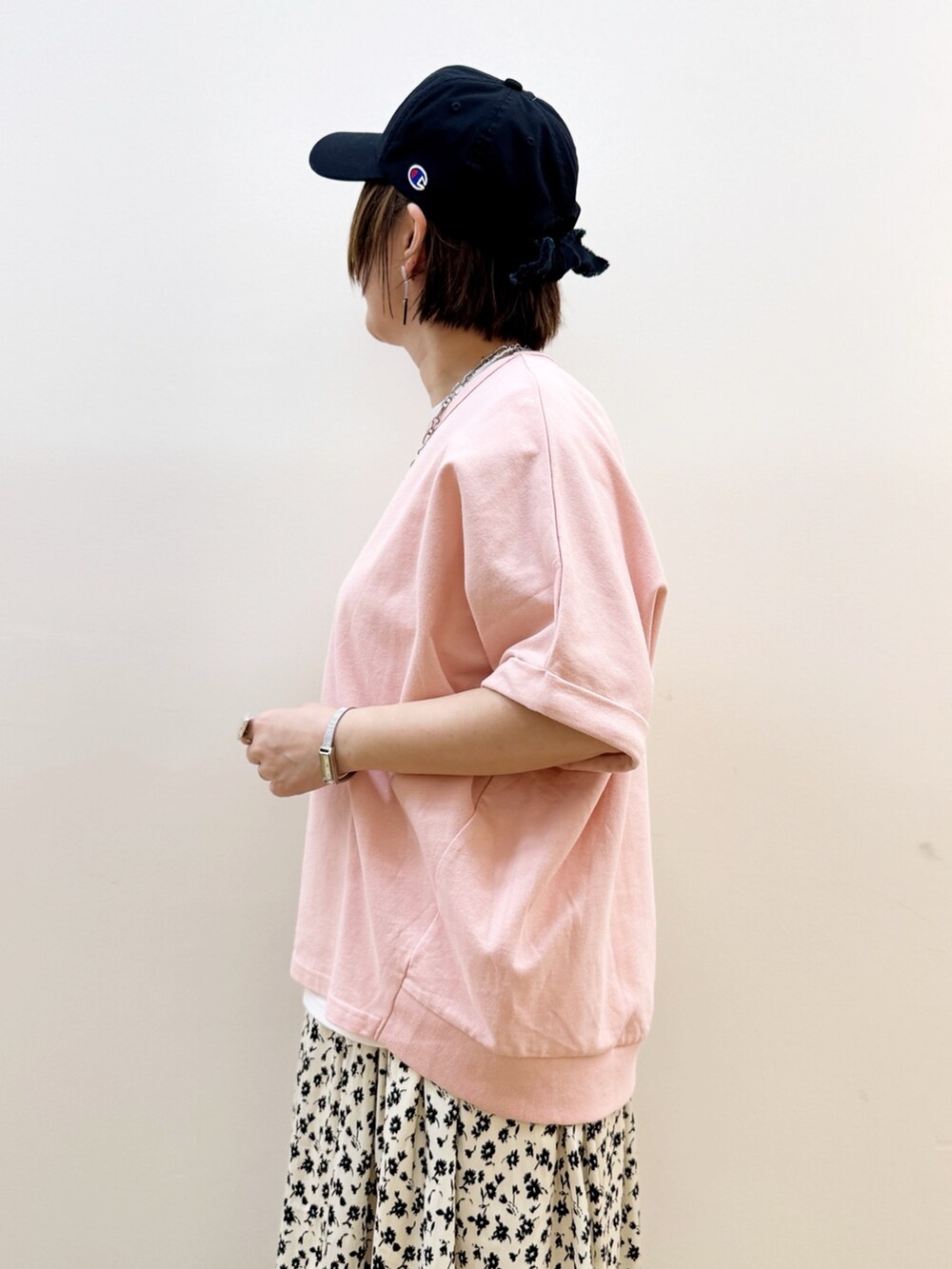 ピンク系のTシャツ/カットソー、ホワイト系のスカート、ブラック系のショルダーバッグを着用したレディースの春コーディネートの5枚目の写真