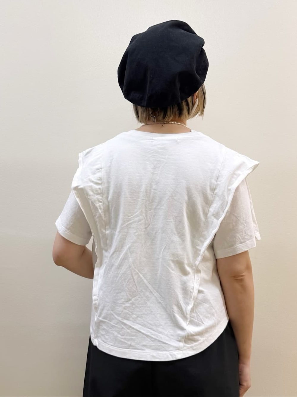 ホワイト系のTシャツ/カットソー、ブラック系のその他パンツを着用したレディースの春コーディネートの8枚目の写真