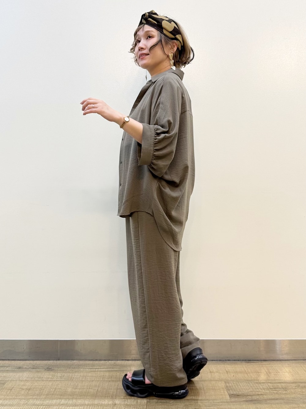 ブラウン系のシャツ/ブラウス、ホワイト系のTシャツ/カットソー、ブラウン系のその他パンツを着用したレディースの夏コーディネートの5枚目の写真