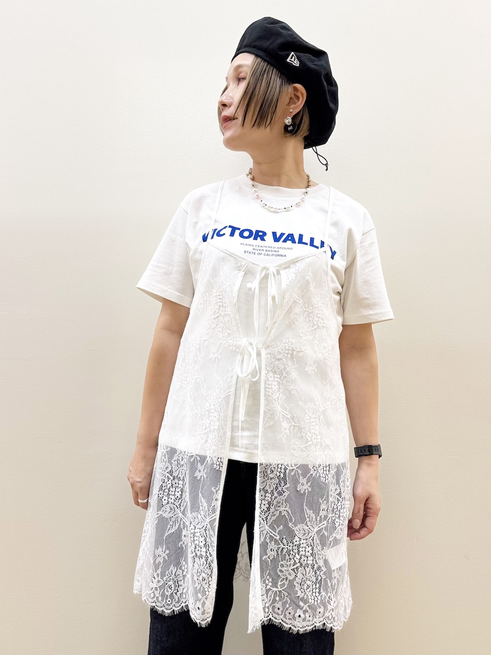ホワイト系のTシャツ/カットソー、ホワイト系のTシャツ/カットソー、ブルー系のデニムパンツを着用したレディースの夏コーディネートの3枚目の写真