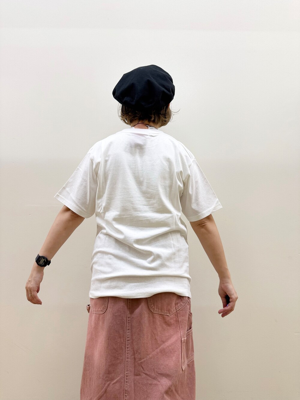 ホワイト系のシャツ/ブラウス、ホワイト系のTシャツ/カットソー、その他のスカートを着用したレディースの秋コーディネートの10枚目の写真