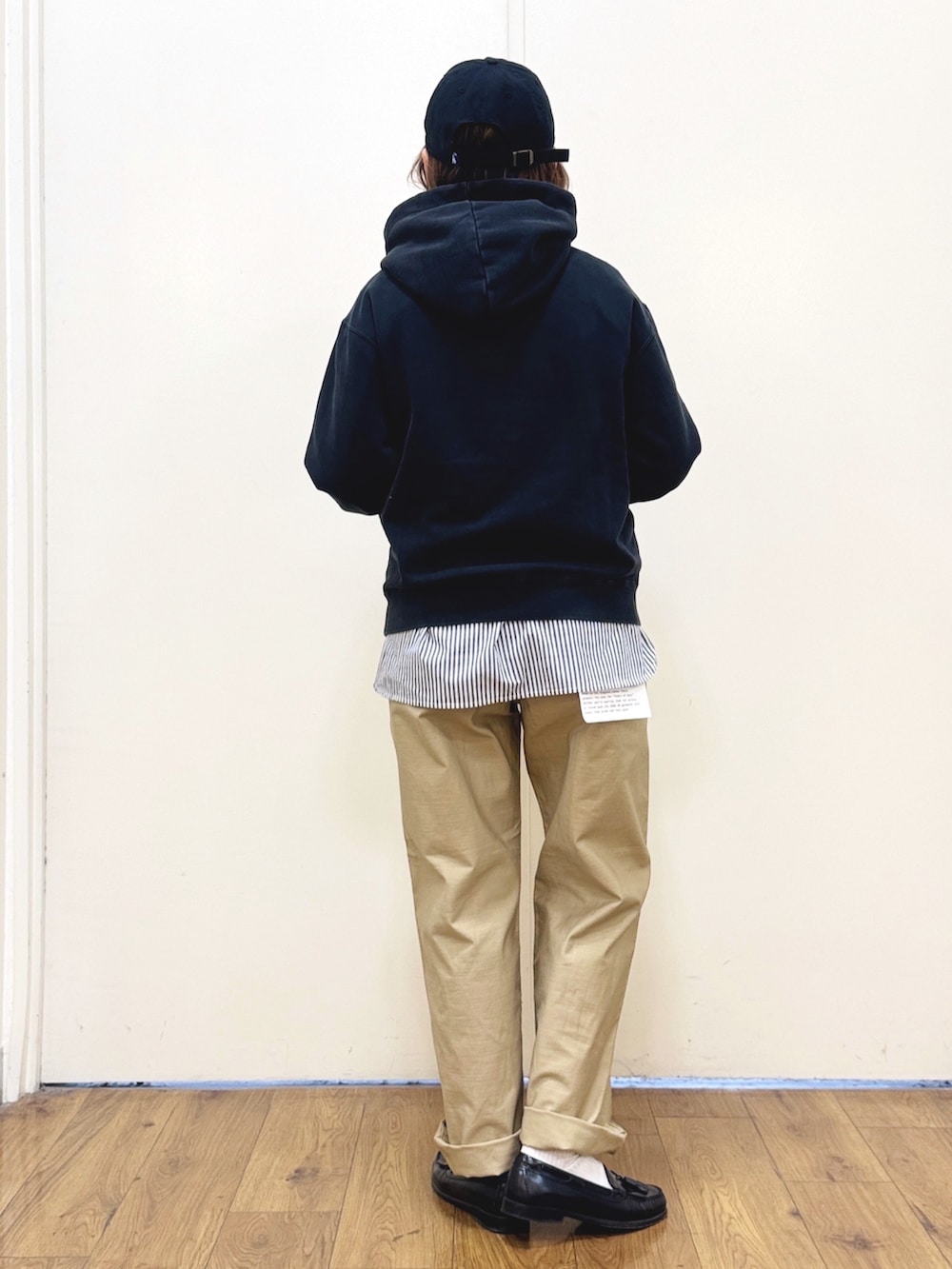 ブラック系のパーカー、ホワイト系のシャツ/ブラウス、ベージュ系のその他パンツを着用したレディースの冬コーディネートの5枚目の写真