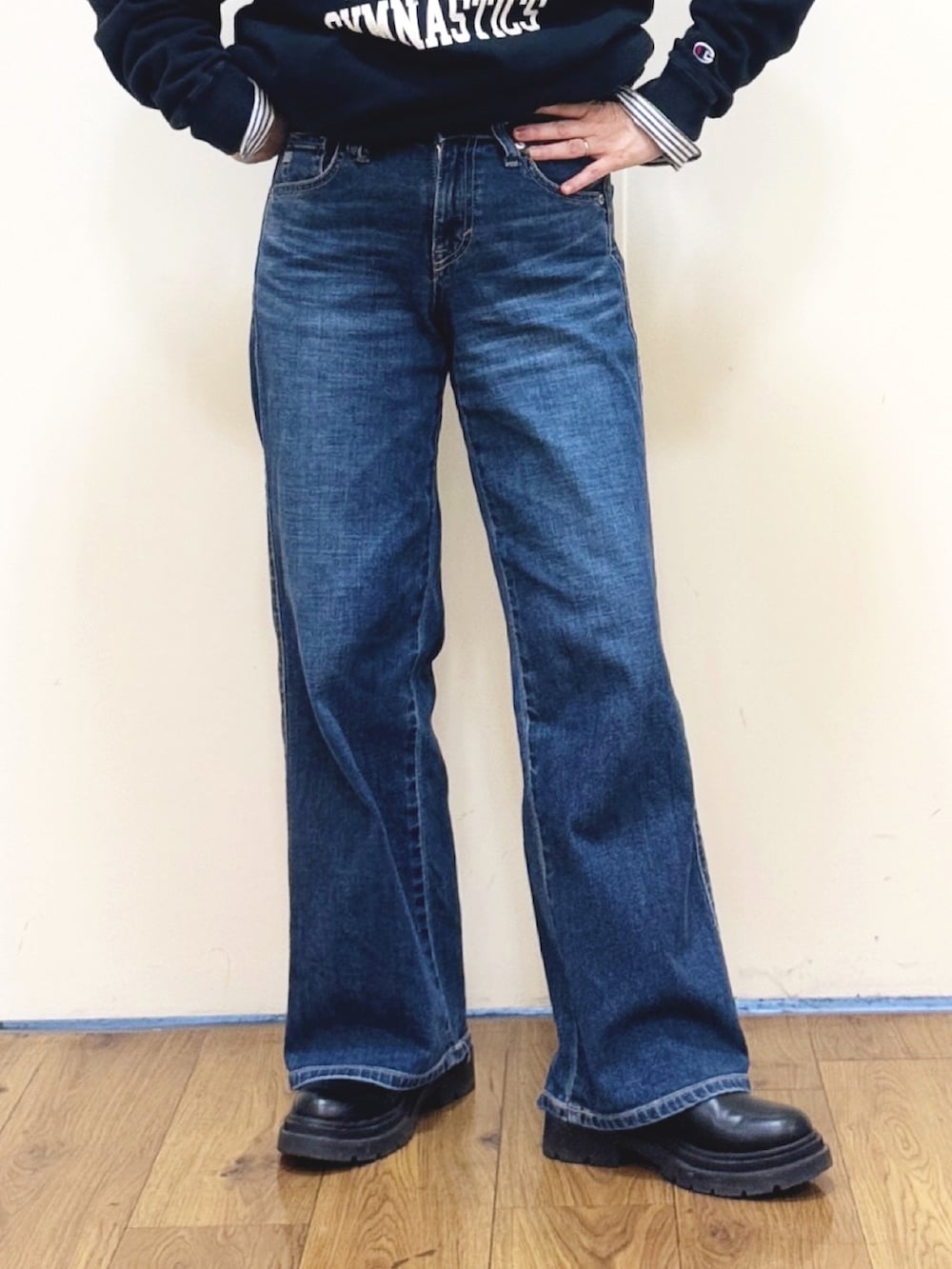 ブルー系のキャミソール、ブルー系のデニムパンツ、ブラック系のブーツを着用したレディースの冬コーディネートの7枚目の写真