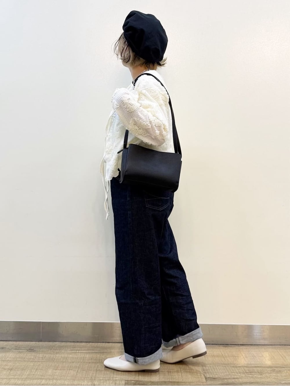 ホワイト系のカーディガン/ボレロ、ホワイト系のTシャツ/カットソー、ブルー系のデニムパンツを着用したレディースの春コーディネートの4枚目の写真