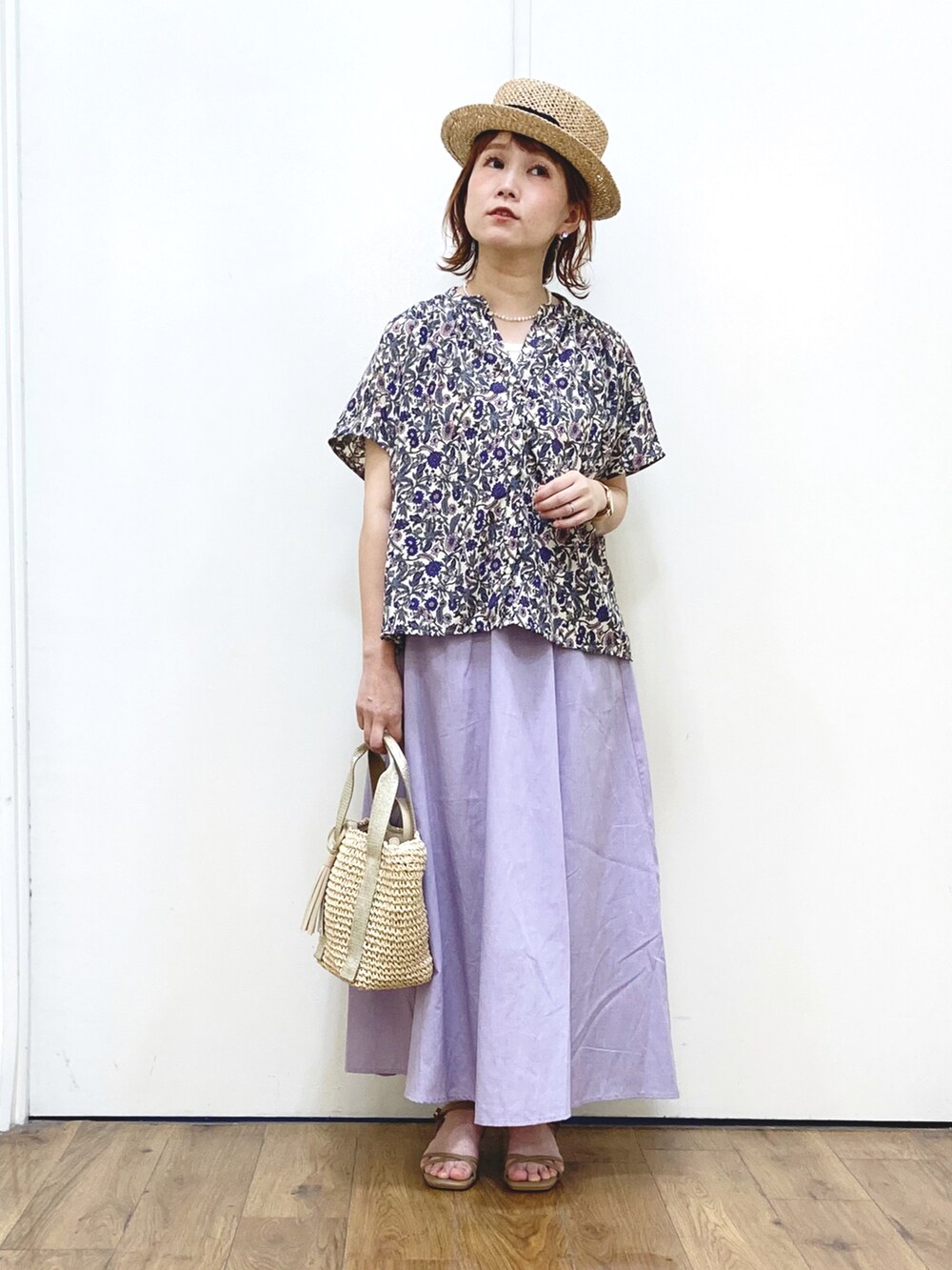 パープル系のスカート、ベージュ系のショルダーバッグ、パープル系のシャツ/ブラウスを着用したレディースの夏コーディネートの3枚目の写真