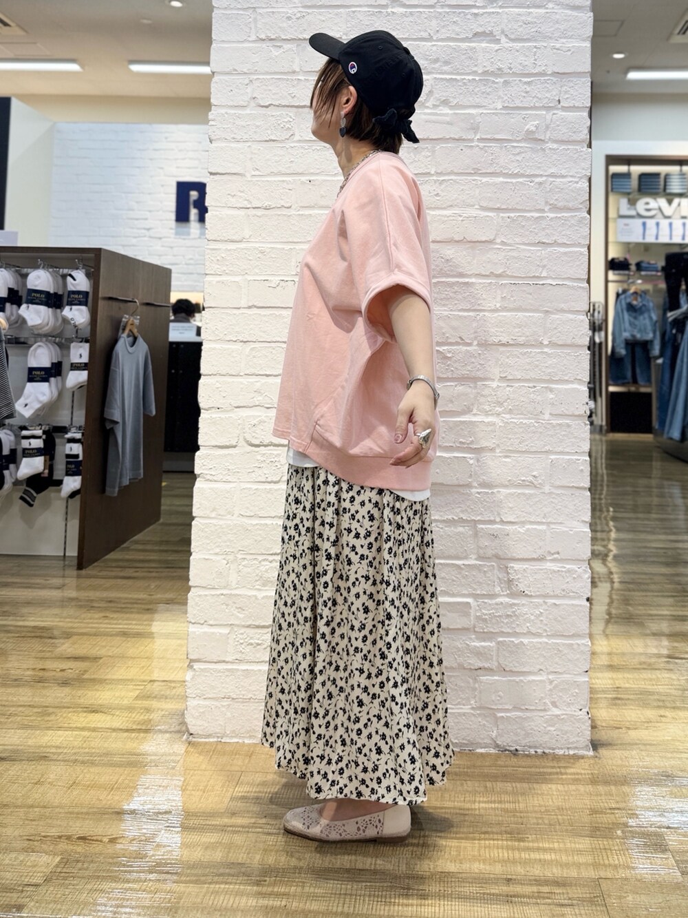 ピンク系のTシャツ/カットソー、ホワイト系のスカート、ブラック系のショルダーバッグを着用したレディースの春コーディネートの2枚目の写真