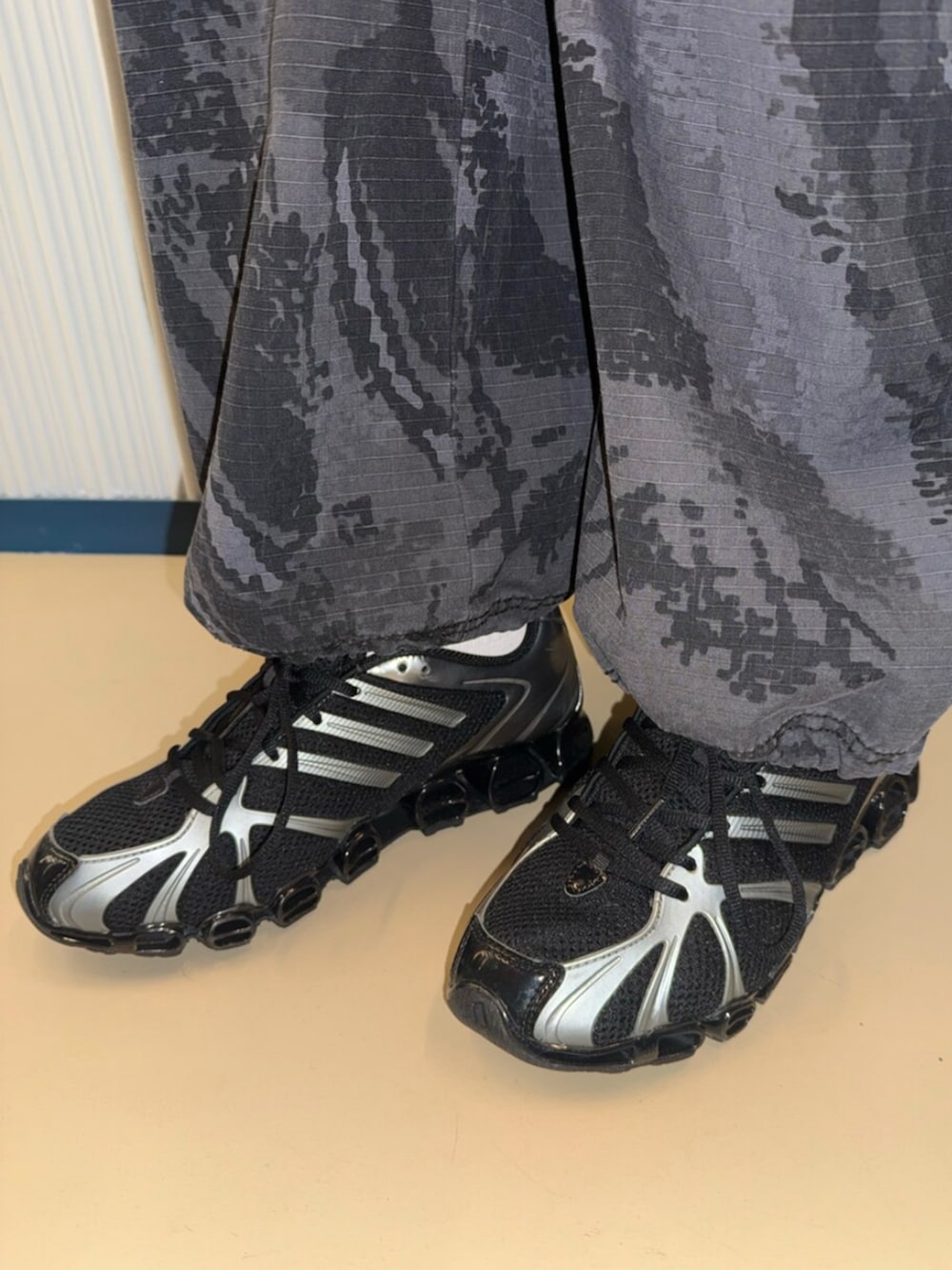 「adidas、adidas originals、アディダス、アディダスオリジナルス、スニーカー、スポーツウェア、サッカー、ユニフォーム」｜「adidasのアーセナル 25/26 ホーム オーセンティック ユニフォーム（トップス、レッド系）」を使った、HNさん（レディース・174cm）の夏コーディネートの2枚目の写真