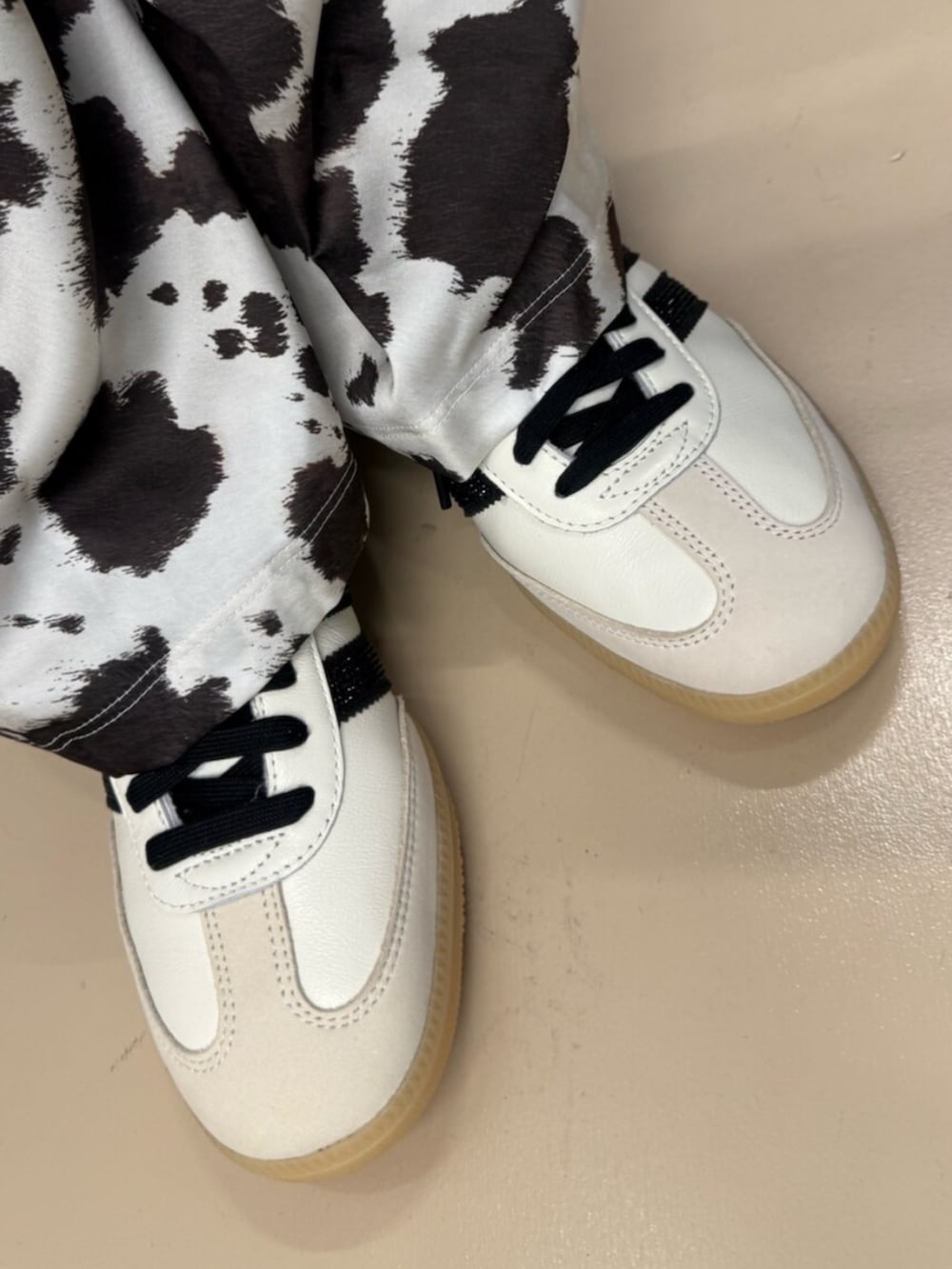 ホワイト系のその他パンツ、ホワイト系のジャージ、ホワイト系のスニーカーを着用したレディースの冬コーディネートの2枚目の写真