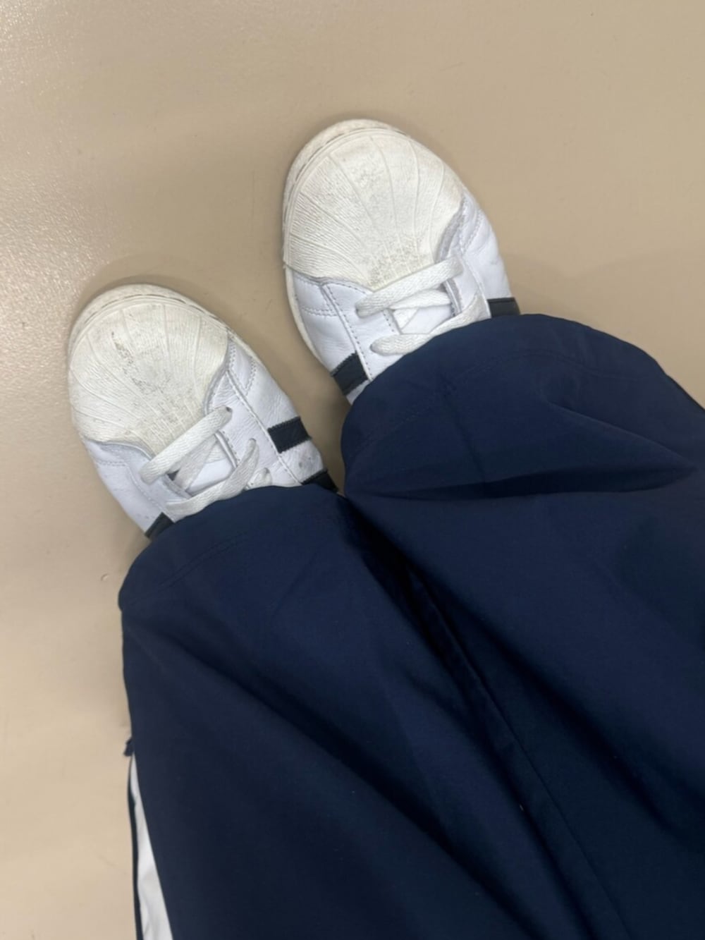 ホワイト系のシューズ、ホワイト系のTシャツ/カットソー、ブルー系のパンツを着用したレディースの春コーディネートの2枚目の写真