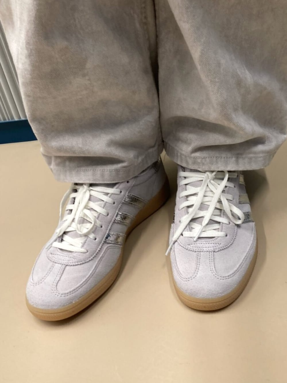 グレー系のスニーカー、ブラウン系のジャケット/アウターを着用したレディースの秋コーディネートの2枚目の写真