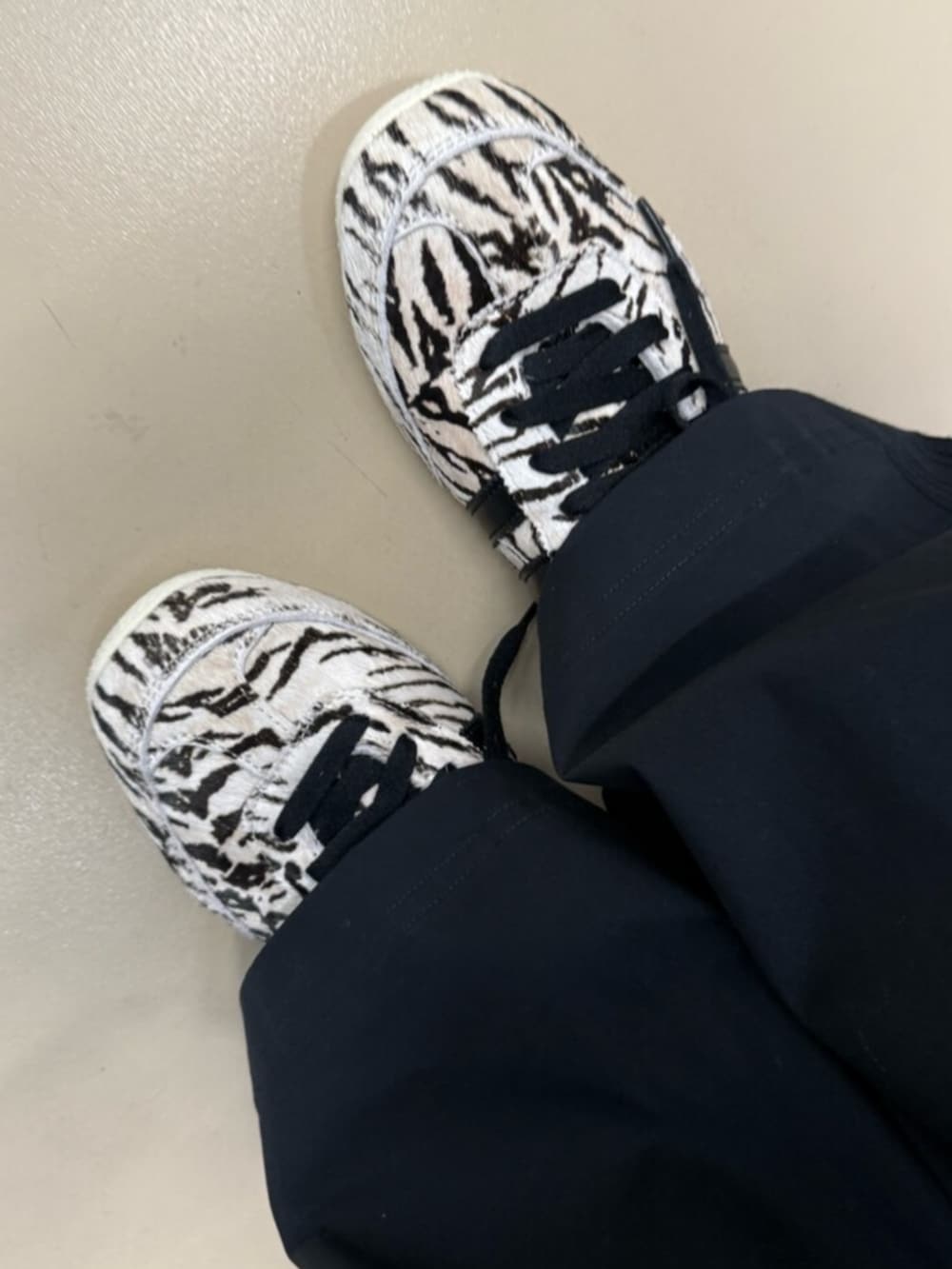 ブラック系のその他パンツ、ホワイト系のスニーカー、ブラック系のジャージを着用したレディースの冬コーディネートの2枚目の写真