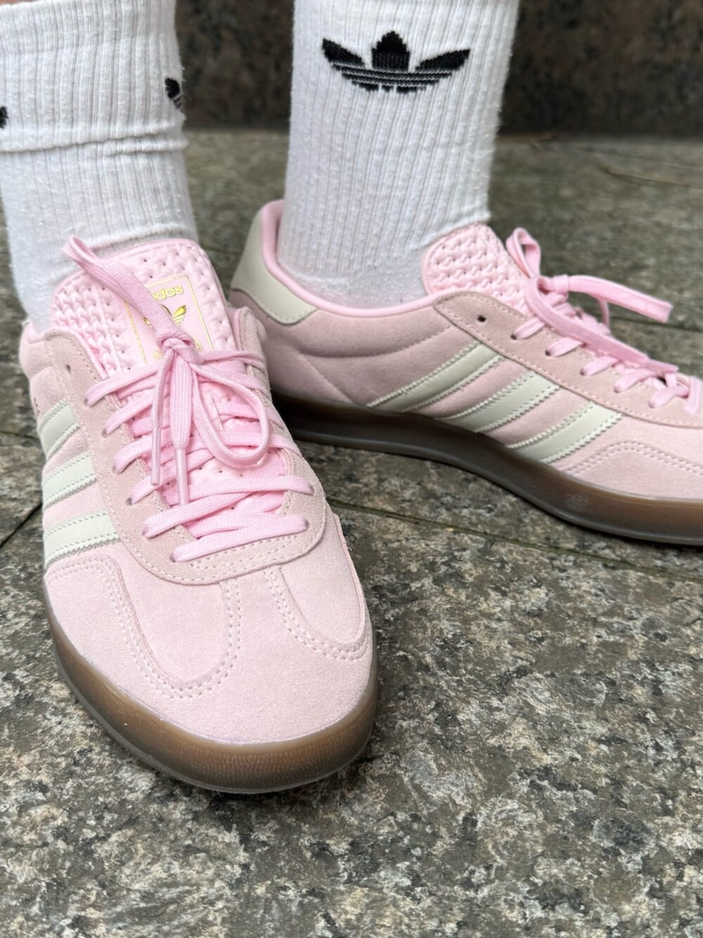 ピンク系のTシャツ/カットソー、ブラック系のその他パンツ、ピンク系のスニーカーを着用したレディースの春コーディネートの2枚目の写真