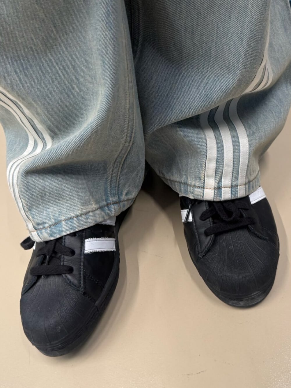 ブラック系のショルダーバッグ、レッド系のダウンジャケット/コート、ブルー系のデニムパンツを着用したレディースの秋コーディネートの2枚目の写真