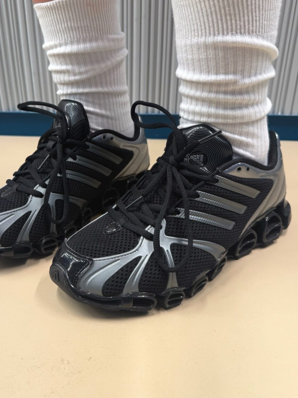 レッド系のトップス、ブルー系のデニムスカート、ブラック系のシューズを着用したレディースの夏コーディネートの2枚目の写真