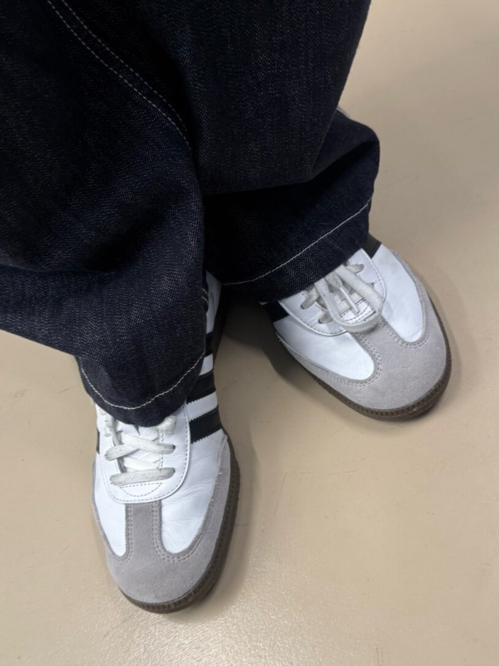 ブルー系のデニムパンツ、ブルー系のトップス、ホワイト系のシューズを着用したレディースの冬コーディネートの2枚目の写真