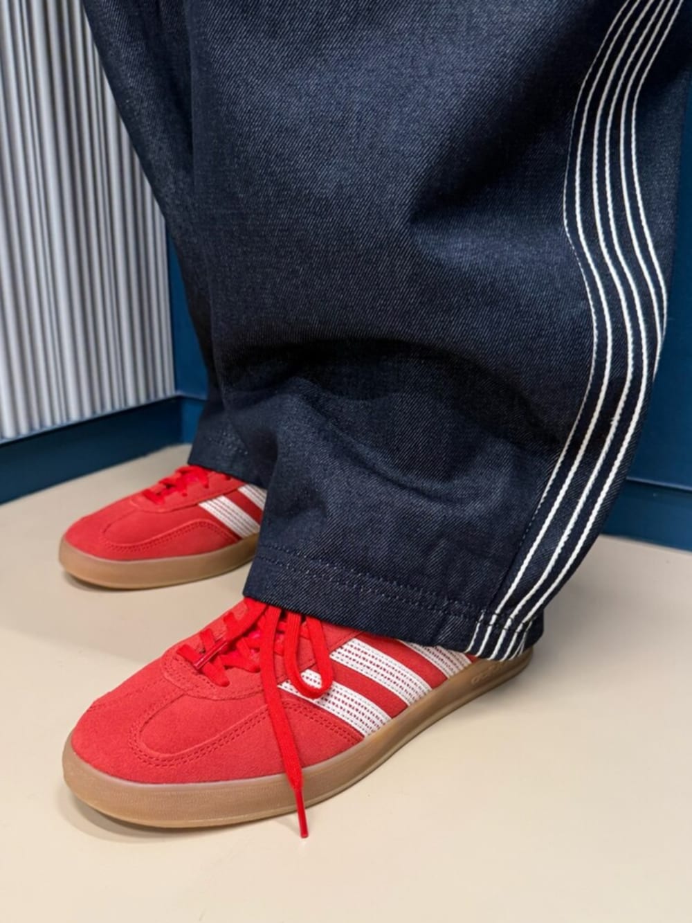 「デニム、adidas、adidas originals、アディダス、アディダスオリジナルス、スニーカー、クロップドトップス、ロゴT」｜「adidasのアウトライン トレフォイル ショルダーバッグ / アディダスオリジナルス adidas Originals（ショルダーバッグ、ブラック系）」を使った、HNさん（レディース・174cm）の夏コーディネートの2枚目の写真