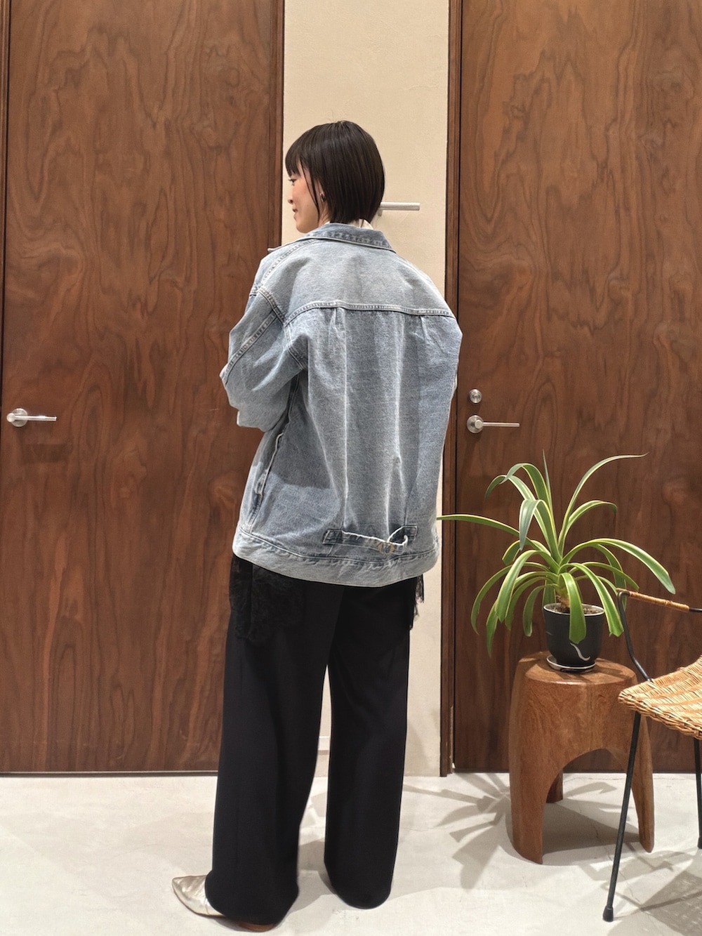 ブラック系のその他パンツ、ゴールド系のスリッポン、ブルー系のベストを着用したレディースの冬コーディネートの3枚目の写真