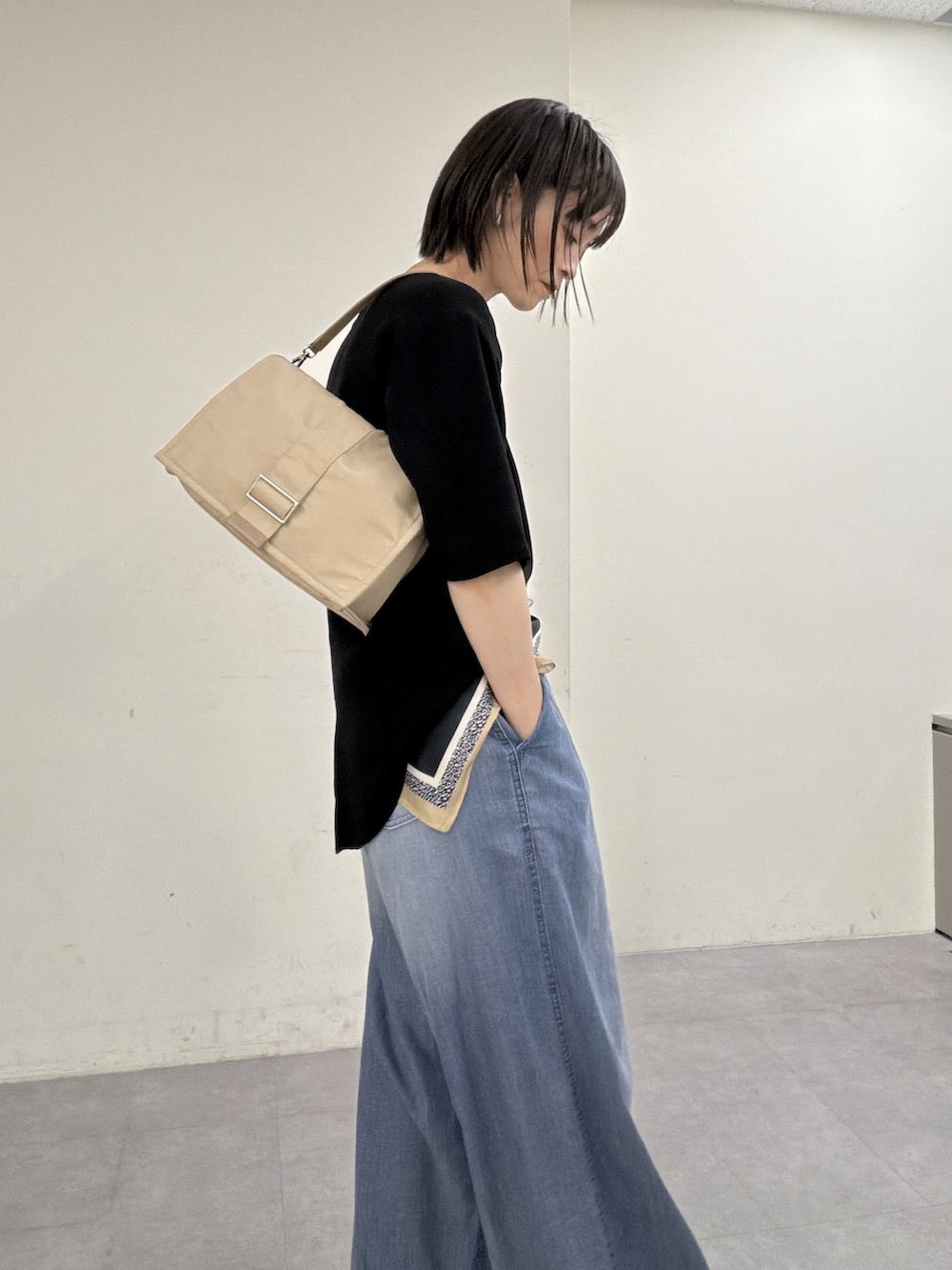 ブラック系のシャツ/ブラウス、ブルー系のその他パンツ、ゴールド系のスリッポンを着用したレディースの春コーディネートの6枚目の写真