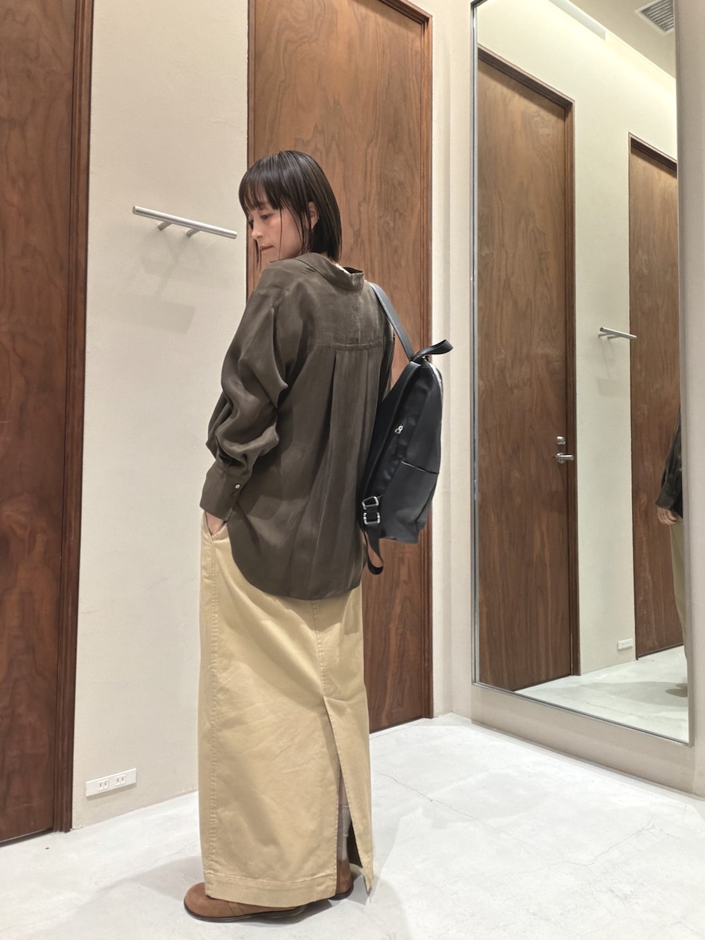 グリーン系のシャツ/ブラウス、ベージュ系のスカート、イエロー系のローファーを着用したレディースの春コーディネートの4枚目の写真