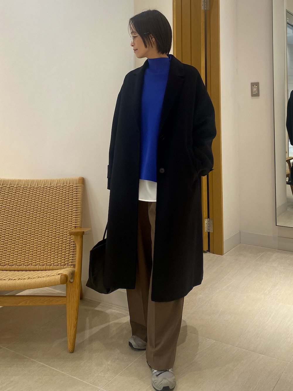 ブラウン系のその他パンツ、ホワイト系のシャツ/ブラウス、ブルー系のニット/セーターを着用したレディースの冬コーディネートの2枚目の写真